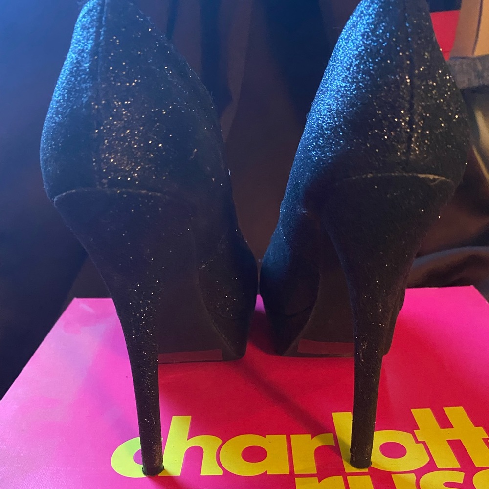 Black pumps!